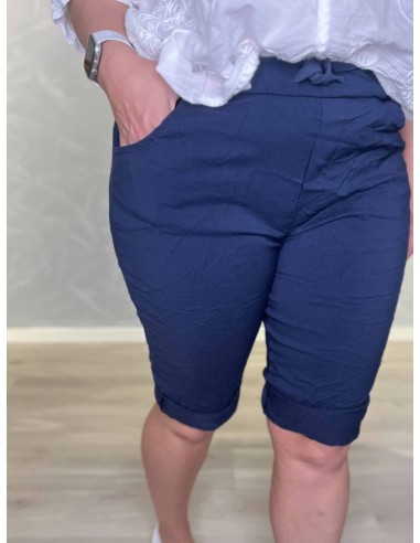 Nærbillede af strækbart materiale på navy shorts – TIPPY