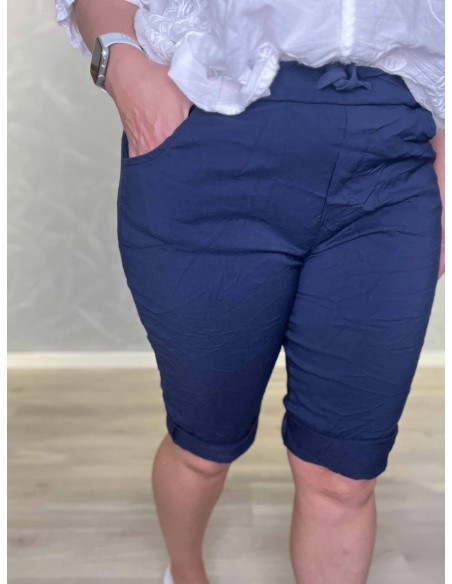 Nærbillede af strækbart materiale på navy shorts – TIPPY