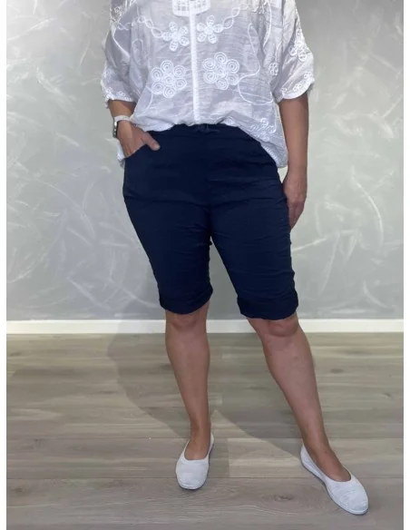 Navy shorts i viskose med stræk og skrå lommer – TIPPY Collection