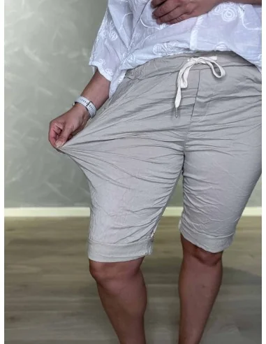 Nærbillede af strækbart materiale på sand shorts – TIPPY