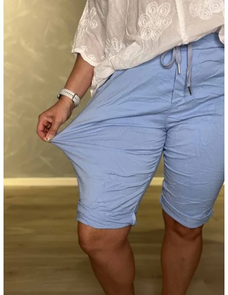 Nærbillede af strækbart materiale på sky shorts – TIPPY
