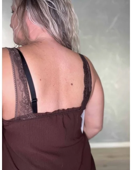 Nærbillede af elastikryg på brun top – TIPPY