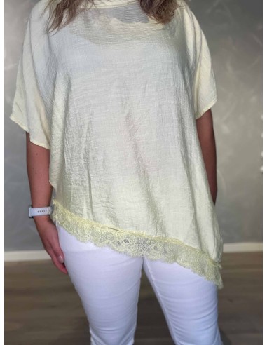 Nærbillede af asymmetrisk design på viskose bluse – TIPPY