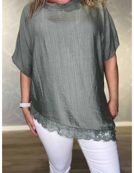 Nærbillede af asymmetrisk design på viskose bluse – TIPPY