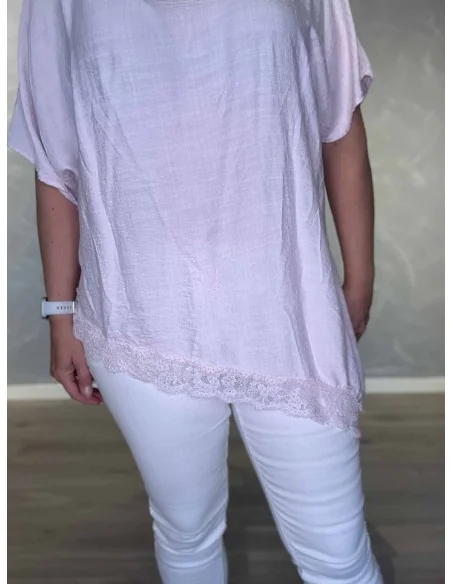 Nærbillede af asymmetrisk design på viskose bluse – TIPPY