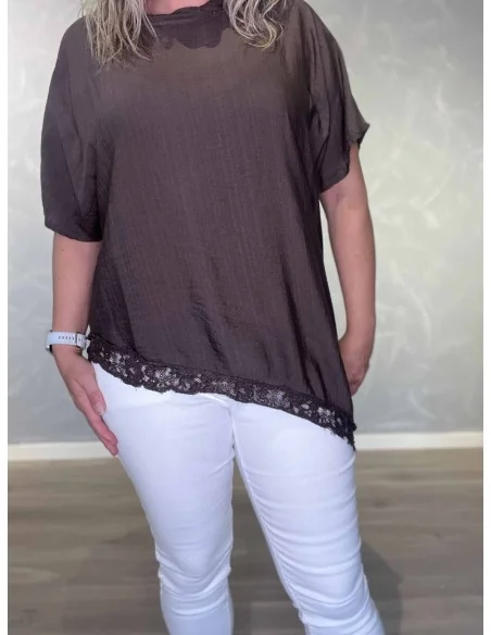 Nærbillede af asymmetrisk design på viskose bluse – TIPPY