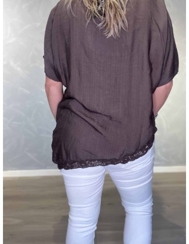 Bagside af brun bluse med blonder til kvinder – TIPPY
