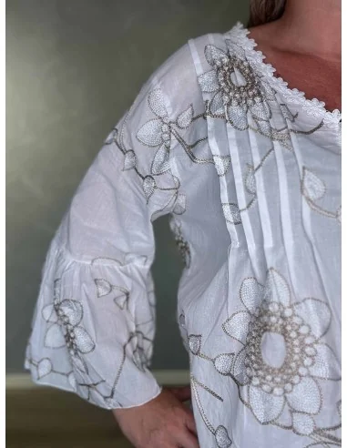 Beige glimmerblomster på hvid skjorte – TIPPY