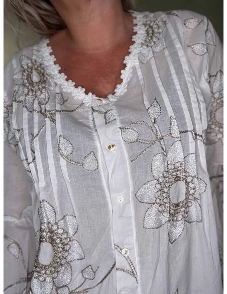 Nærbillede af beige glimmerblomster på bomuld og polyester skjorte – TIPPY