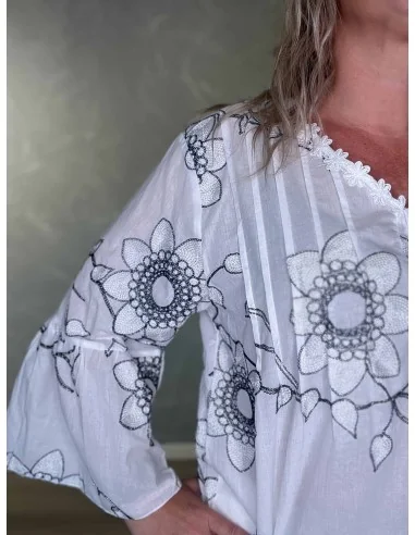 Glimmerblomster på hvid skjorte – TIPPY