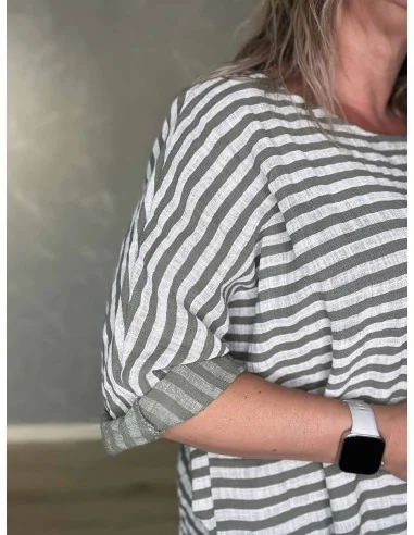 Nærbillede af stribet design på bomuldsbluse – TIPPY