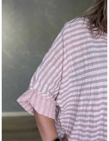Nærbillede af stribet design på bomuldsbluse – TIPPY