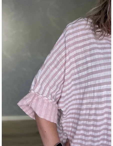 Nærbillede af stribet design på bomuldsbluse – TIPPY