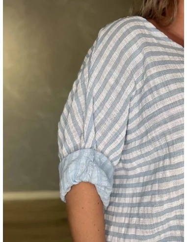 Nærbillede af stribet design på bomuldsbluse – TIPPY
