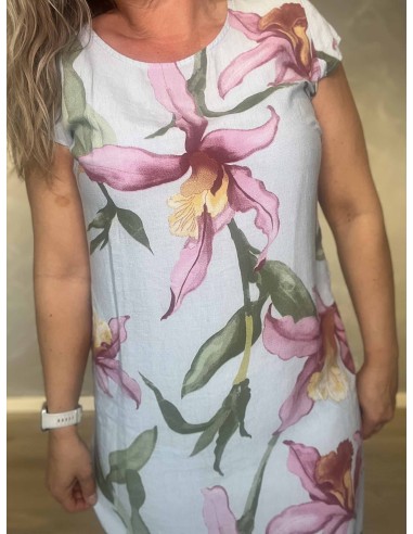 Nærbillede af blomster på 90% viskose og 10% polyamid kjole – TIPPY