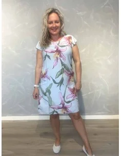 Sky kjole i 90% viskose og 10% polyamid med blomster og elastikstykke i taljen – TIPPY Italian Select