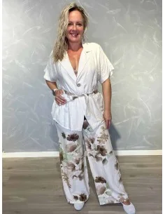 Sandfarvet sæt med kortærmet jakke, bindebånd og vide bukser med blomsterprint – TIPPY Italian Select