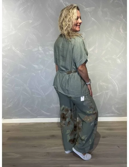 Khaki damesæt med vide bukser og blomsterprint vist bagfra – TIPPY
