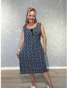 Navy stropkjole med blomsterprint og bindebånd i 85% viskose og 15% elastan – TIPPY Italian Select