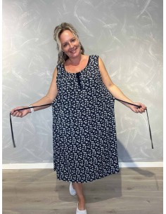 Navy stropkjole med blomsterprint og bindebånd i 85% viskose og 15% elastan – TIPPY Italian Select 2