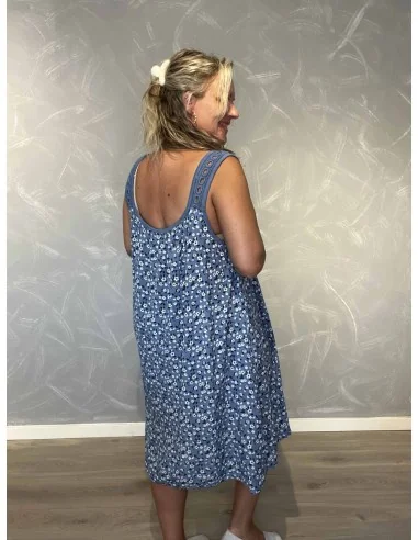 Bagside af blå kjole med blomsterprint – TIPPY