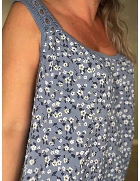 Nærbillede af blomsterprint på blå viskosekjole – TIPPY