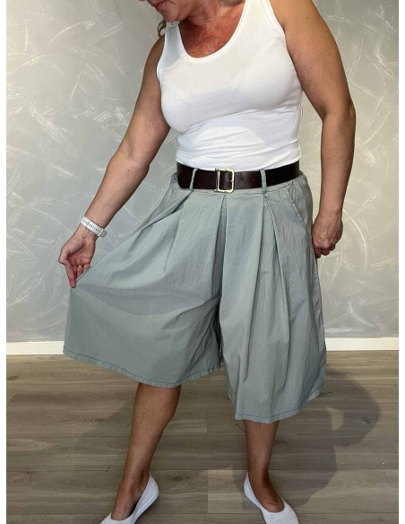 Khaki bermuda shorts i viskose, polyester og elastan med vidde og bælte – TIPPY