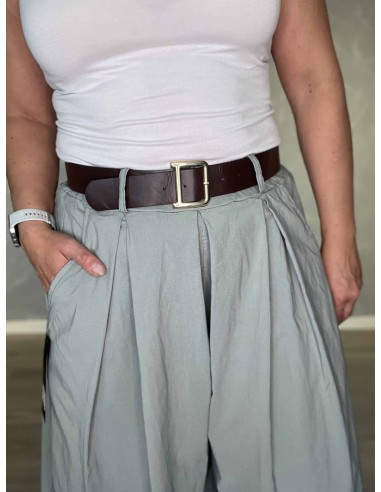 Nærbillede af bælte på viskose, polyester og elastan bermuda shorts – TIPPY