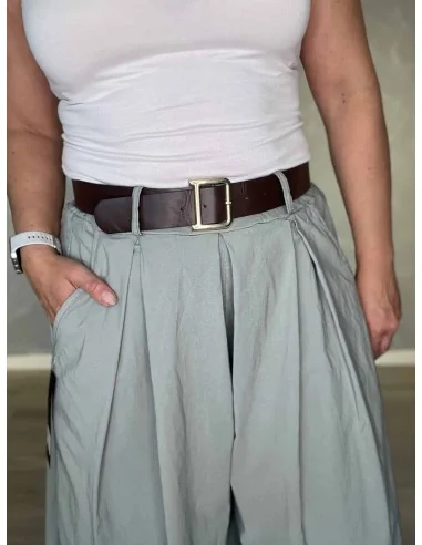 Nærbillede af bælte på viskose, polyester og elastan bermuda shorts – TIPPY