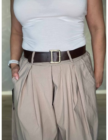 Nærbillede af bælte på viskose, polyester og elastan bermuda shorts – TIPPY