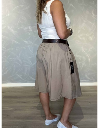 Bagside af beige bermuda shorts til kvinder – TIPPY