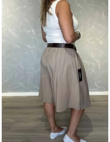 Bagside af beige bermuda shorts til kvinder – TIPPY
