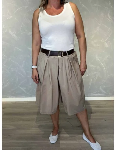 Beige bermuda shorts i viskose, polyester og elastan med vidde og bælte – TIPPY Italian Select TIPPY