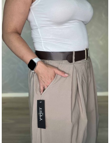 Bælte og lommer på beige bermuda shorts – TIPPY