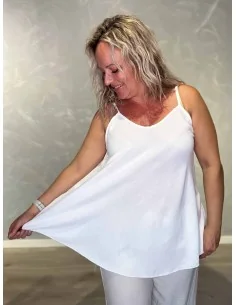 Hvid top i 95% polyester og 5% elastan med tynde stropper – TIPPY Collection TIPPY 2