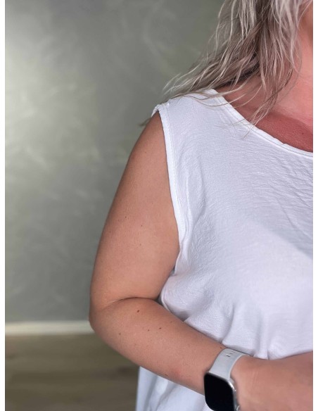 Nærbillede af brede stropper på polyester og elastan top – TIPPY