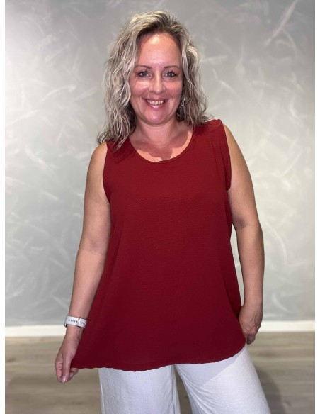 Bordeaux top i 95% polyester og 5% elastan med brede stropper – TIPPY Collection TIPPY