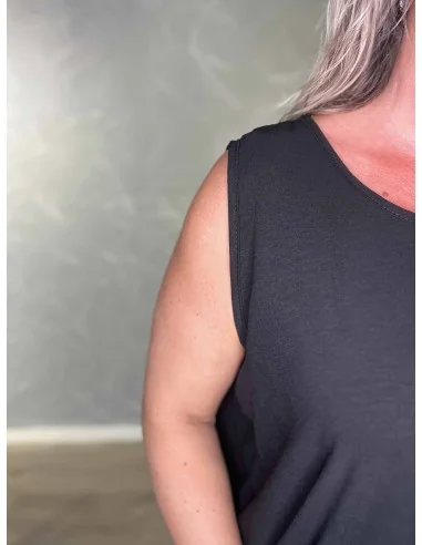 Brede stropper på sort top – TIPPY