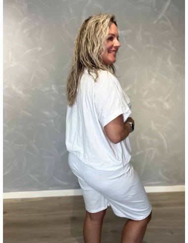 Bagside af hvidt sæt med bluse og shorts til kvinder – TIPPY