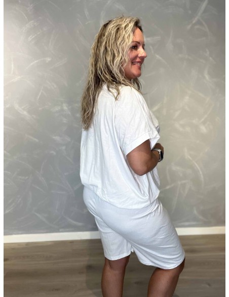 Bagside af hvidt sæt med bluse og shorts til kvinder – TIPPY