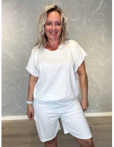“Hvidt sæt i 95% bomuld og 5% elastan med løs bluse og shorts – TIPPY Collection TIPPY