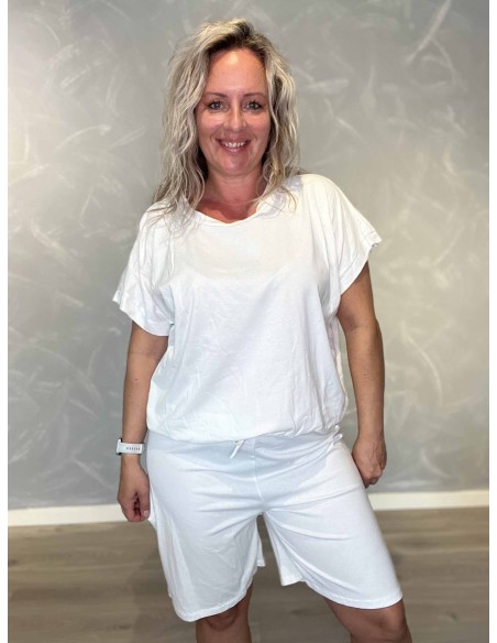 “Hvidt sæt i 95% bomuld og 5% elastan med løs bluse og shorts – TIPPY Collection TIPPY