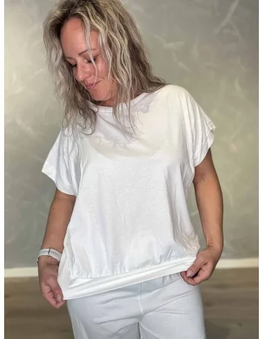 “Hvidt sæt i 95% bomuld og 5% elastan med løs bluse og shorts – TIPPY Collection TIPPY