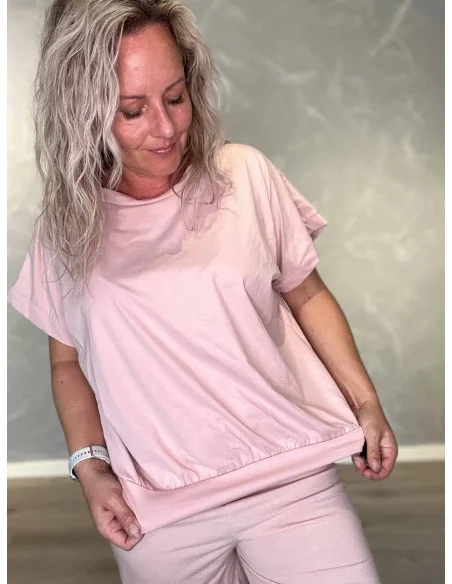 Rosa sæt i 95% bomuld og 5% elastan med løs bluse og shorts – TIPPY Collection TIPPY