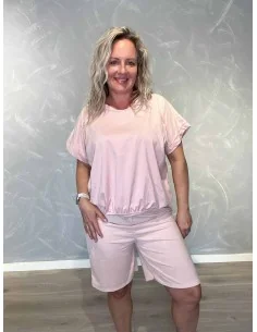 Rosa sæt i 95% bomuld og 5% elastan med løs bluse og shorts – TIPPY Collection TIPPY