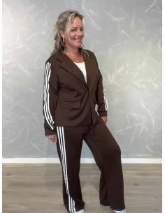 “Brunt blazersæt i 55% bomuld og 45% polyester med 3 kontraststriber og vide bukser – TIPPY Collection TIPPY