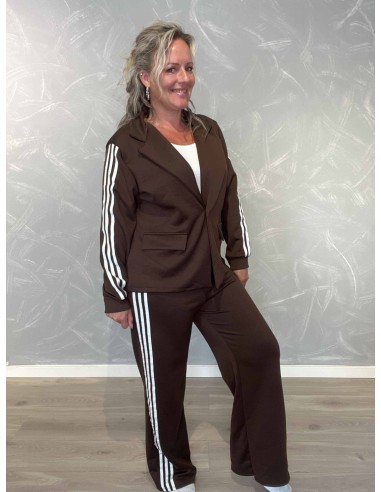 “Brunt blazersæt i 55% bomuld og 45% polyester med 3 kontraststriber og vide bukser – TIPPY Collection TIPPY