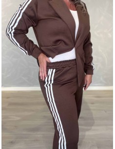 “Brunt blazersæt i 55% bomuld og 45% polyester med 3 kontraststriber og vide bukser – TIPPY Collection TIPPY 2