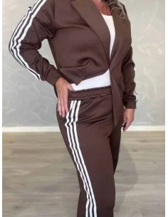 “Brunt blazersæt i 55% bomuld og 45% polyester med 3 kontraststriber og vide bukser – TIPPY Collection TIPPY 2
