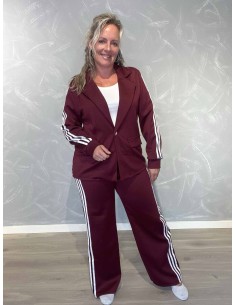 Bordeaux blazersæt i 55% bomuld og 45% polyester med 3 kontraststriber og vide bukser – TIPPY Collection TIPPY